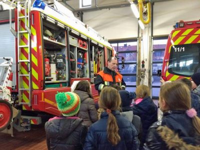 Die 3. Klasse besucht die freiwillige Feuerwehr Hochbrück