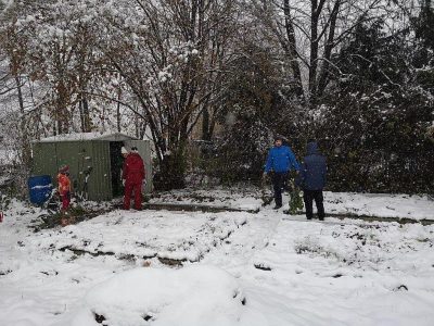 Eltern machen den Schulgarten winterfest