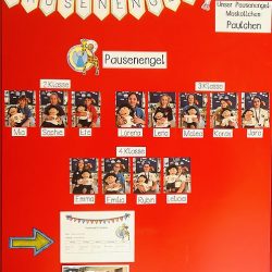 Pausenengel erhalten Info Wand in der Aula