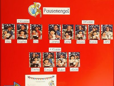 Pausenengel erhalten Info Wand in der Aula