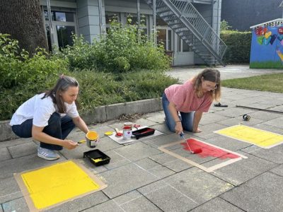 Pausenhof bekommt neue Bodenspiele
